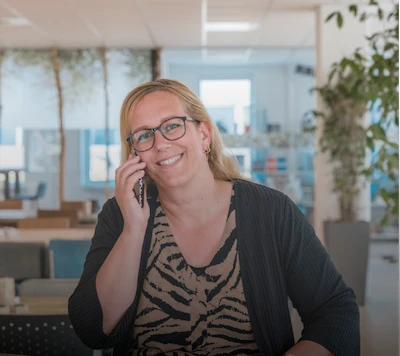 Een medewerker van de klantenservice bij Punt Uit